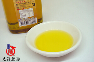 低溫製程苦茶油顏色清澈淺金黃色